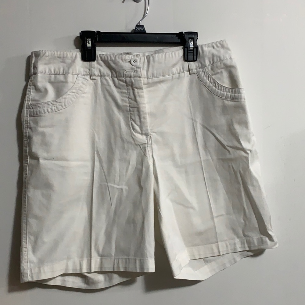 Coral Bay white shorts Size 12 missing button